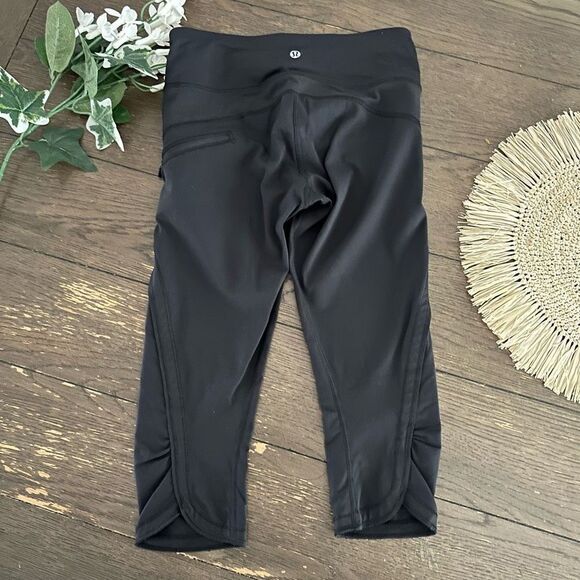 Lululemon Capris Leggings in Black size 4 ruched style on hems pockets - Picture 3 of 8